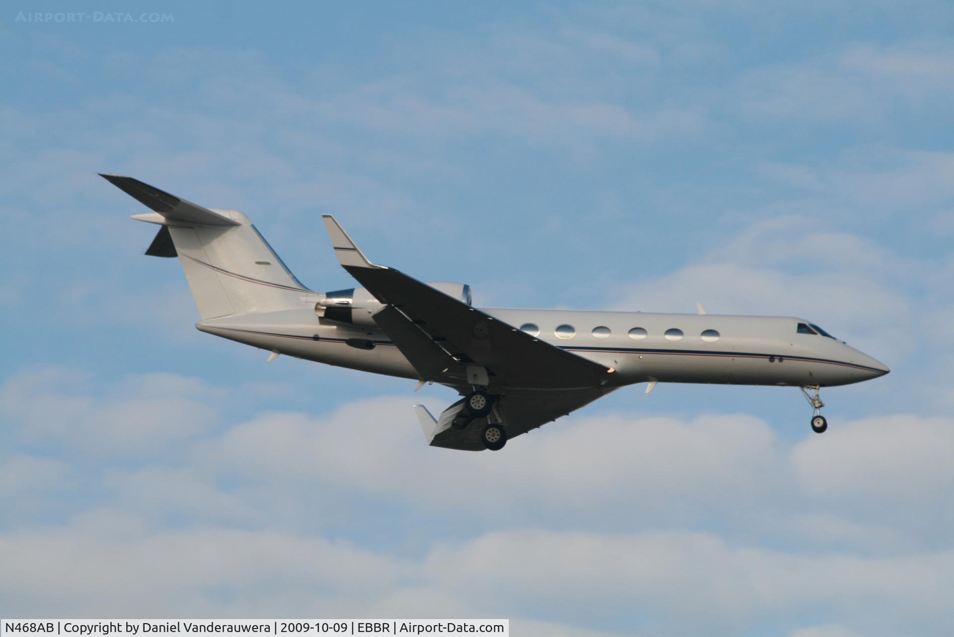 N468AB, 2002 Gulfstream Aerospace G-IV C/N 1477, descending to rwy 02