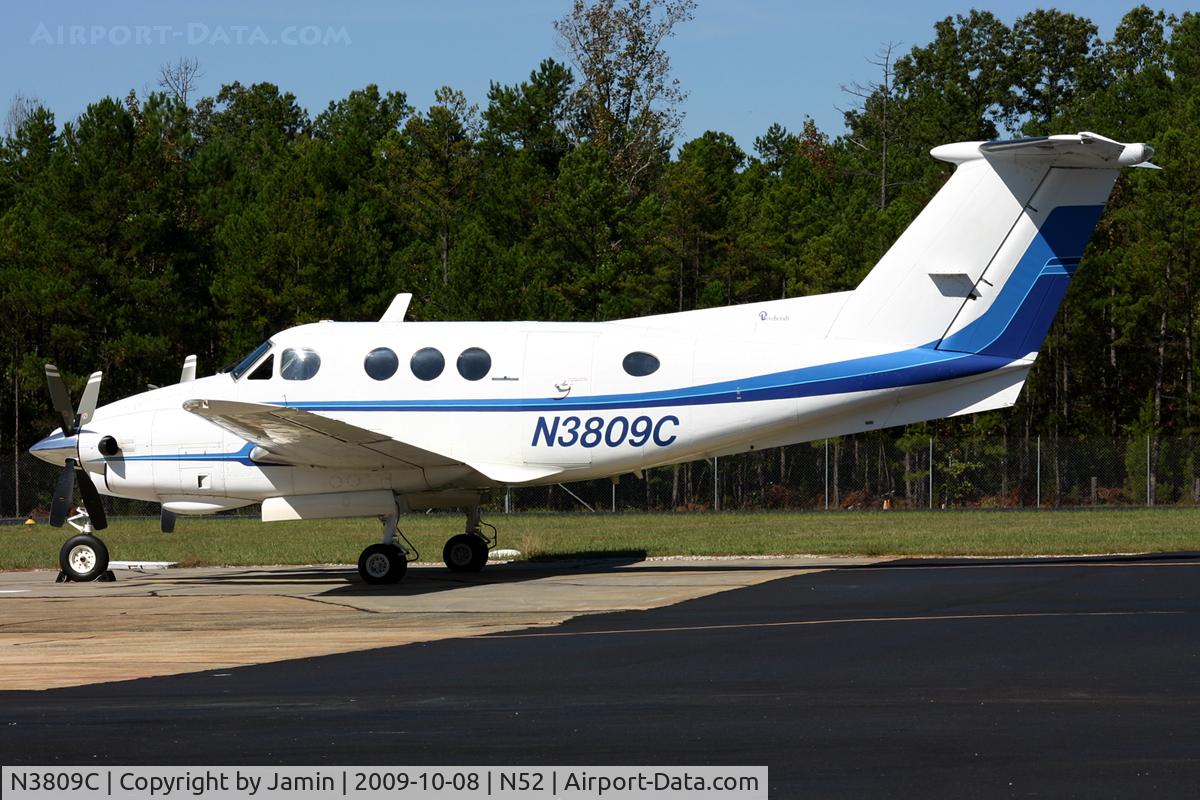 N3809C, 1981 Beech F90 King Air C/N LA-112, Shining in the mid-day light on the sloping ramp of Jaars-Townsend.