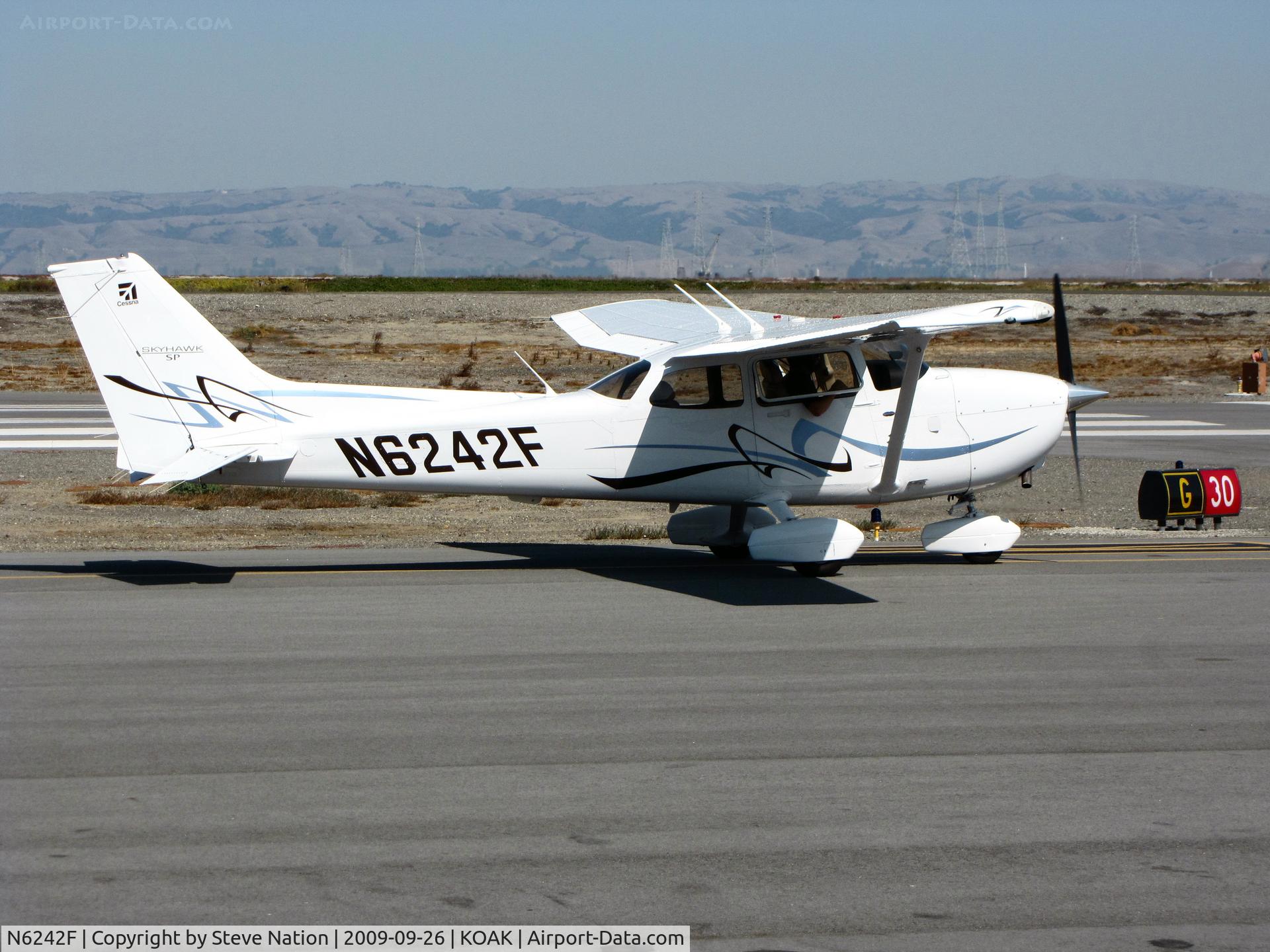 N6034D, 2006 Cessna 172S C/N 172S10195, Locally-based 2008 Cesna 172S taxiing