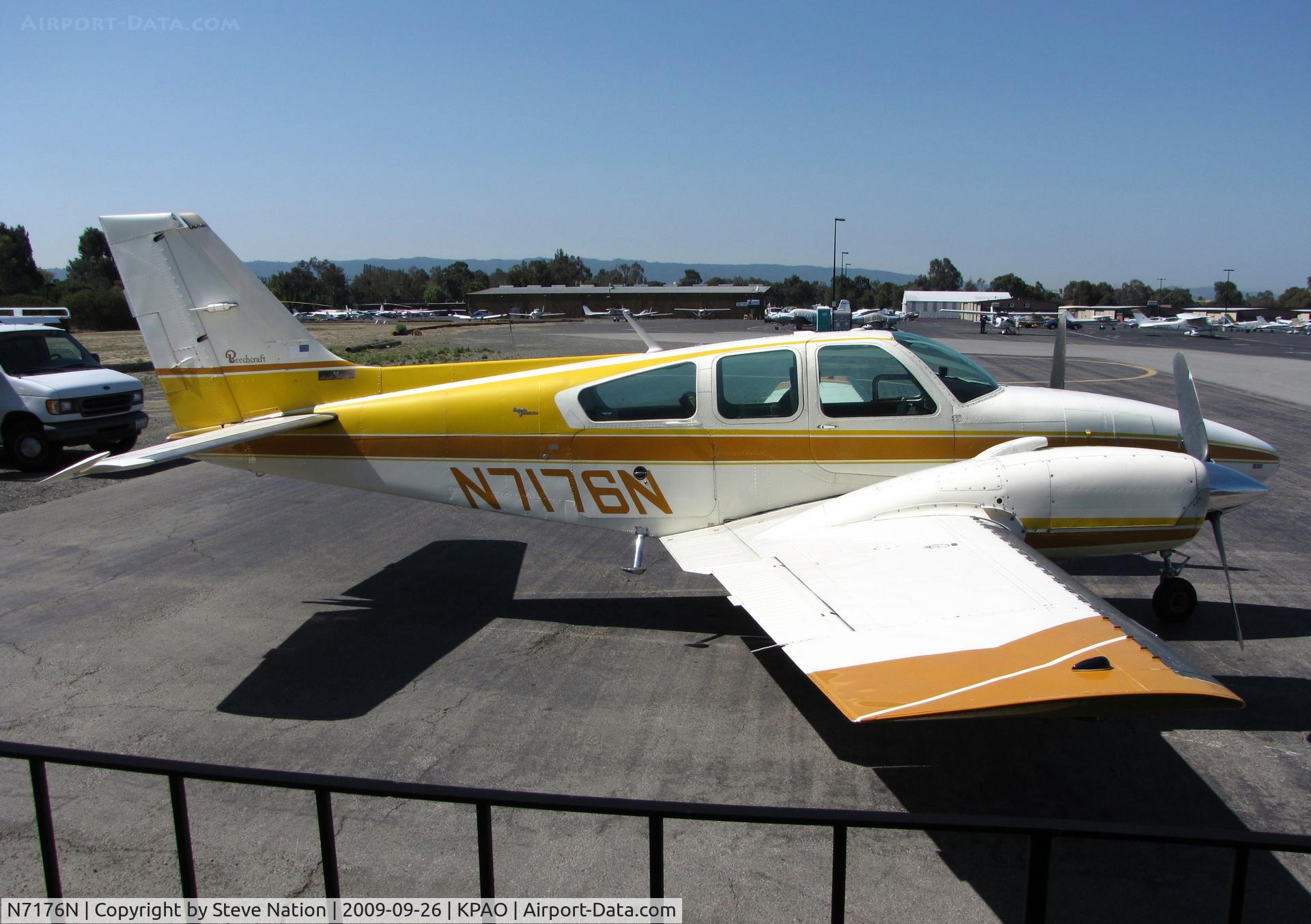 N7176N, 1968 Beech D55 Baron C/N TE-522, 1968 Beech D55 picking-up passengers at GA terminal