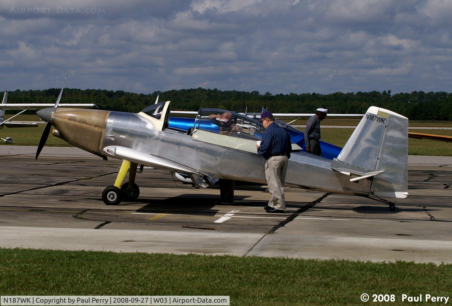N187WK, 2008 Vans RV-8 C/N 82433, A passer-by getting a closer look
