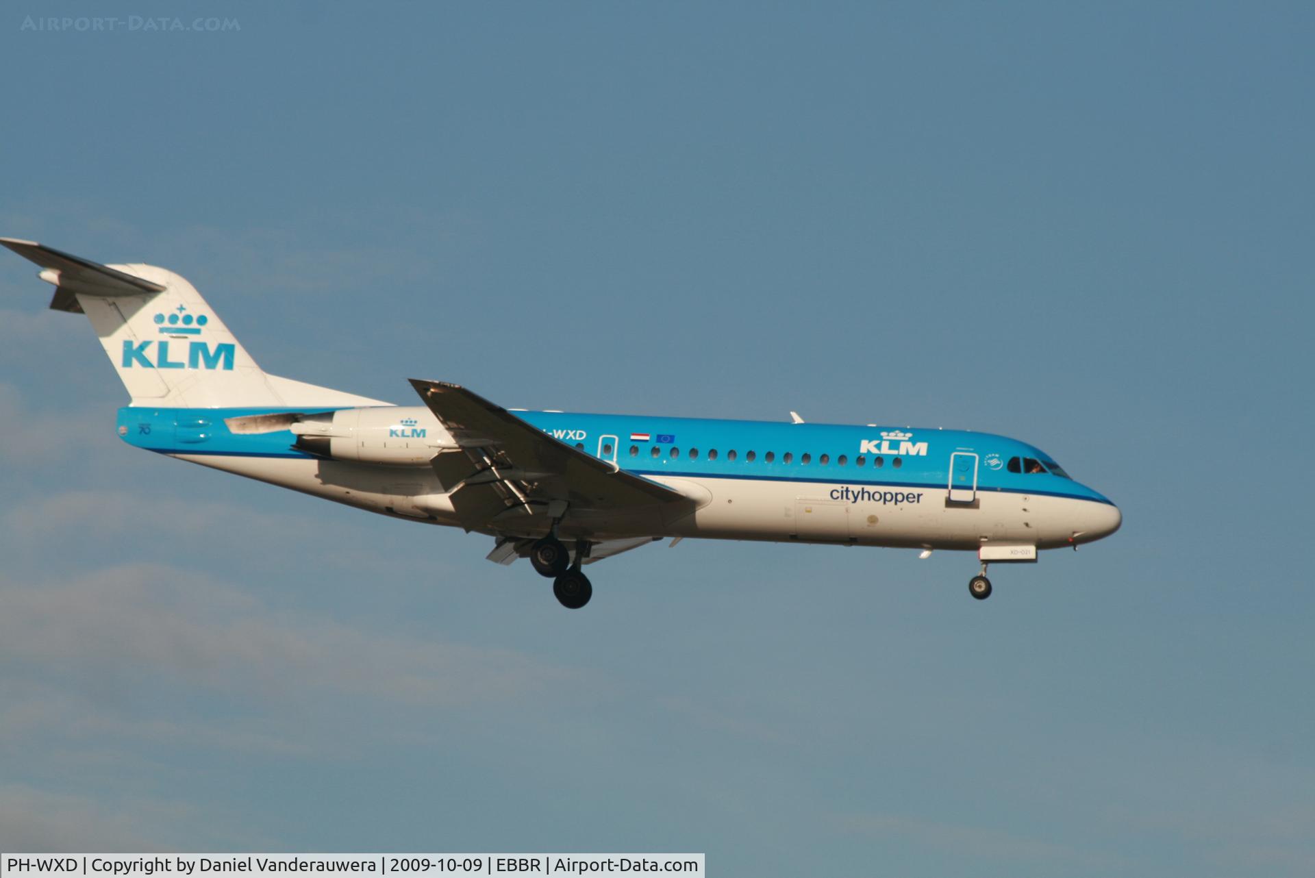 PH-WXD, 1995 Fokker 70 (F-28-0070) C/N 11563, flight KL1723 is descending to rwy 02