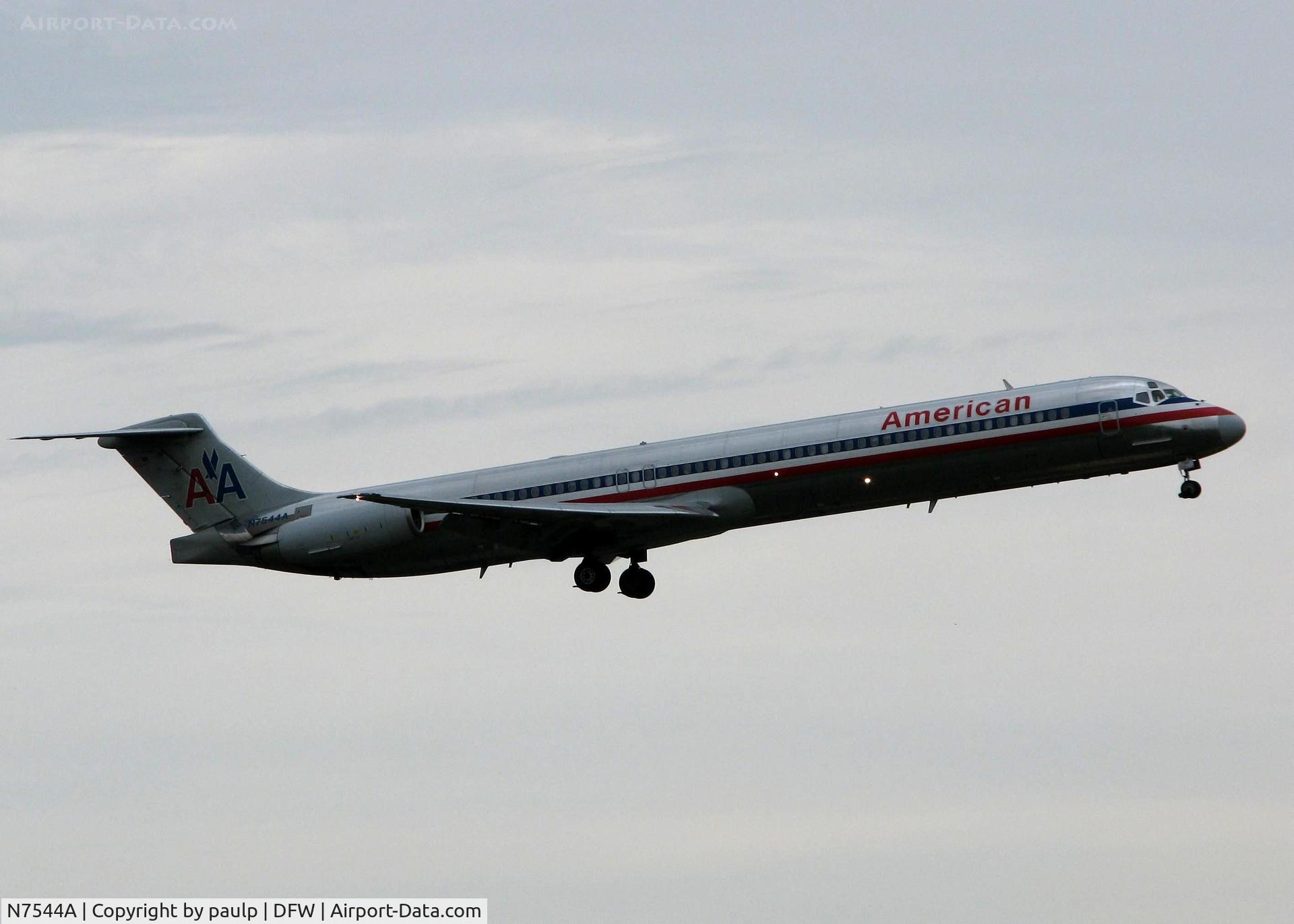 N7544A, 1990 McDonnell Douglas MD-82 (DC-9-82) C/N 53026, An rainy, overcast day at DFW!