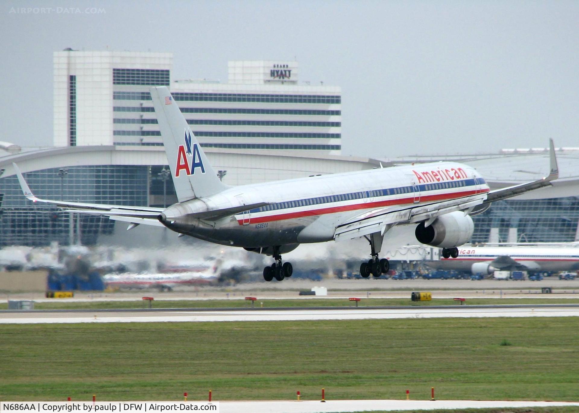 N686AA, 1992 Boeing 757-223 C/N 25343, About to touch down on 18R. A rainy day in Dallas!