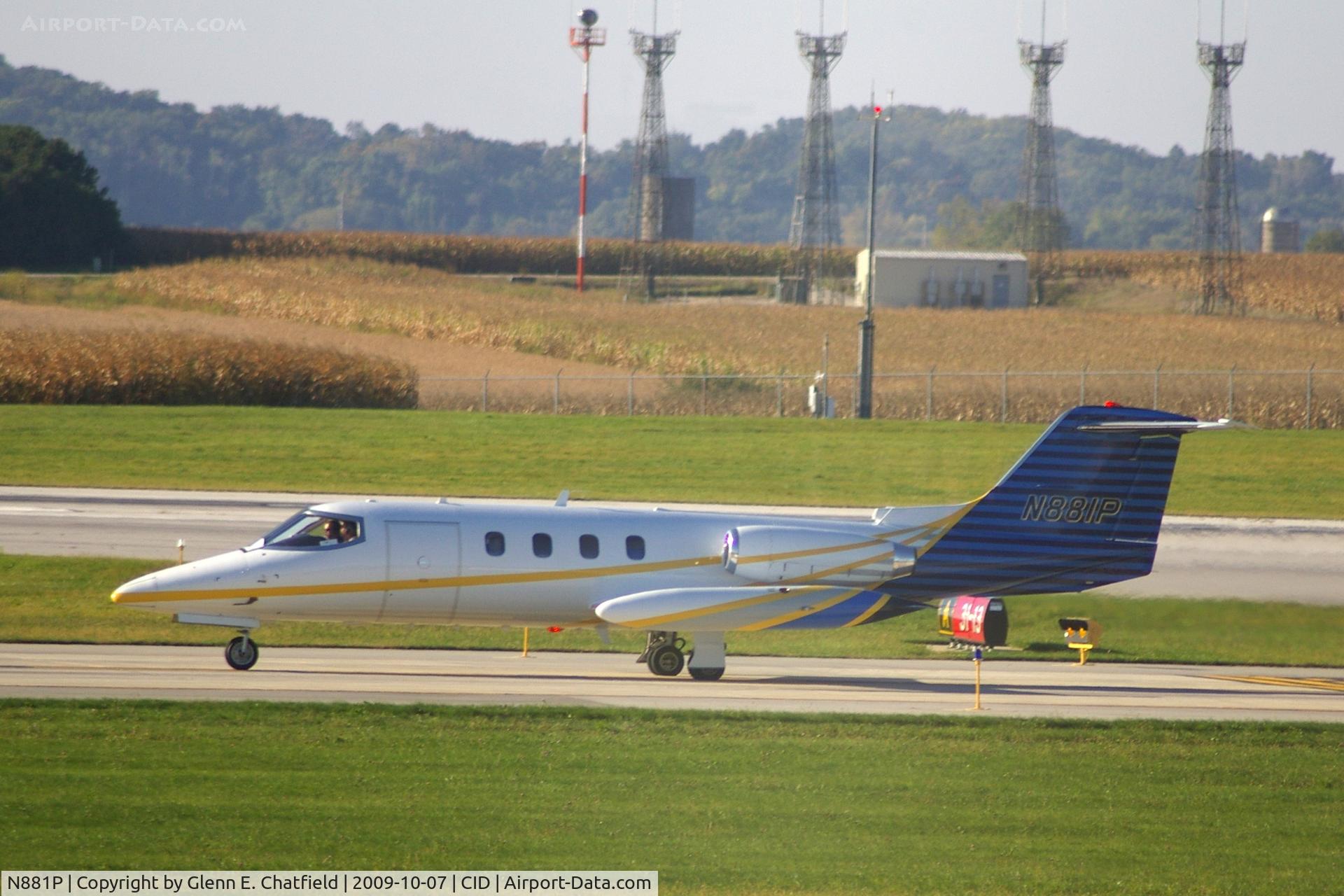 N881P, 1980 Gates Learjet 25D C/N 302, Taxiing to Runway 27 for departure