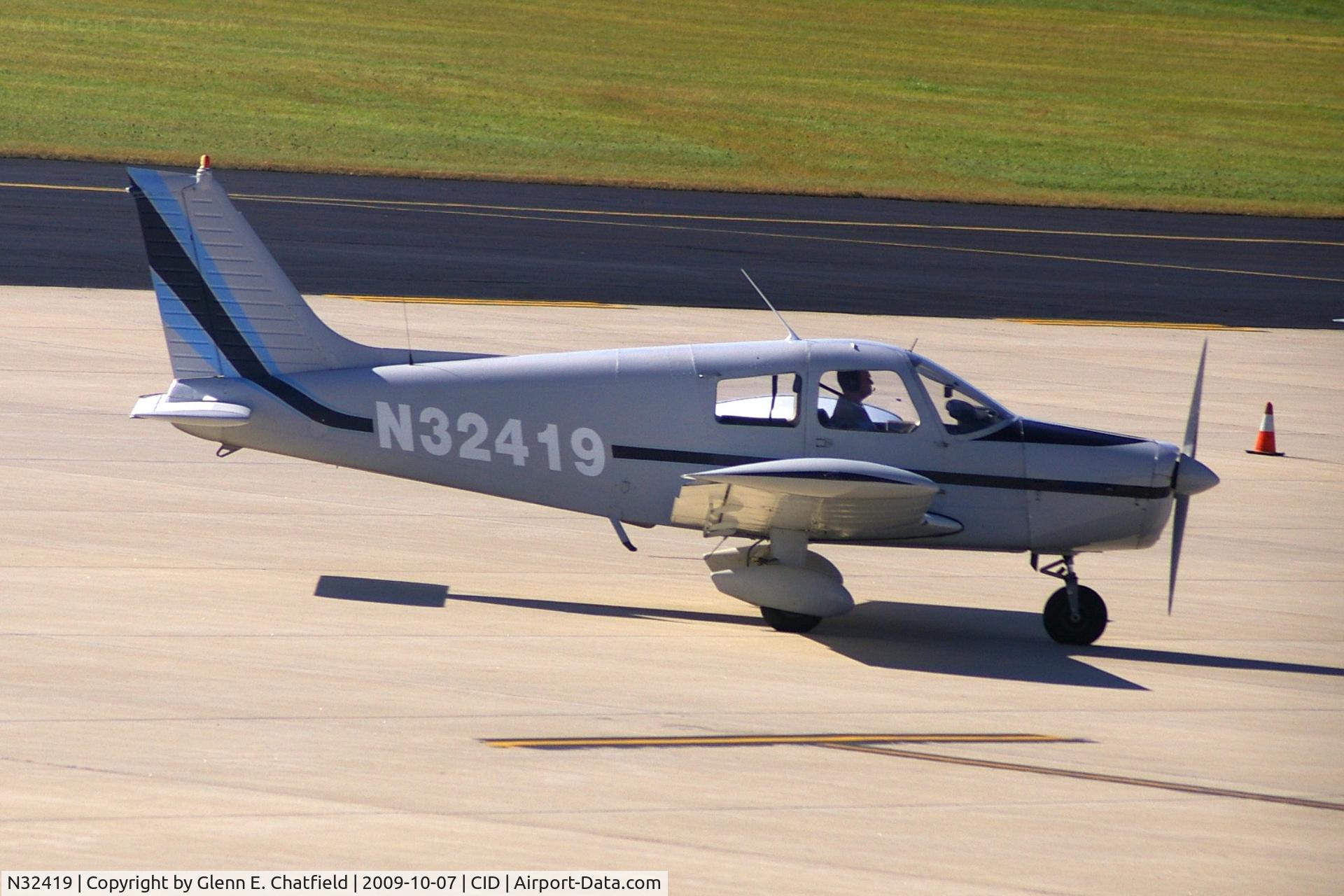 N32419, 1974 Piper PA-28-140 Cherokee Cruiser C/N 28-7525064, Taxiing in to Landmark FBO.