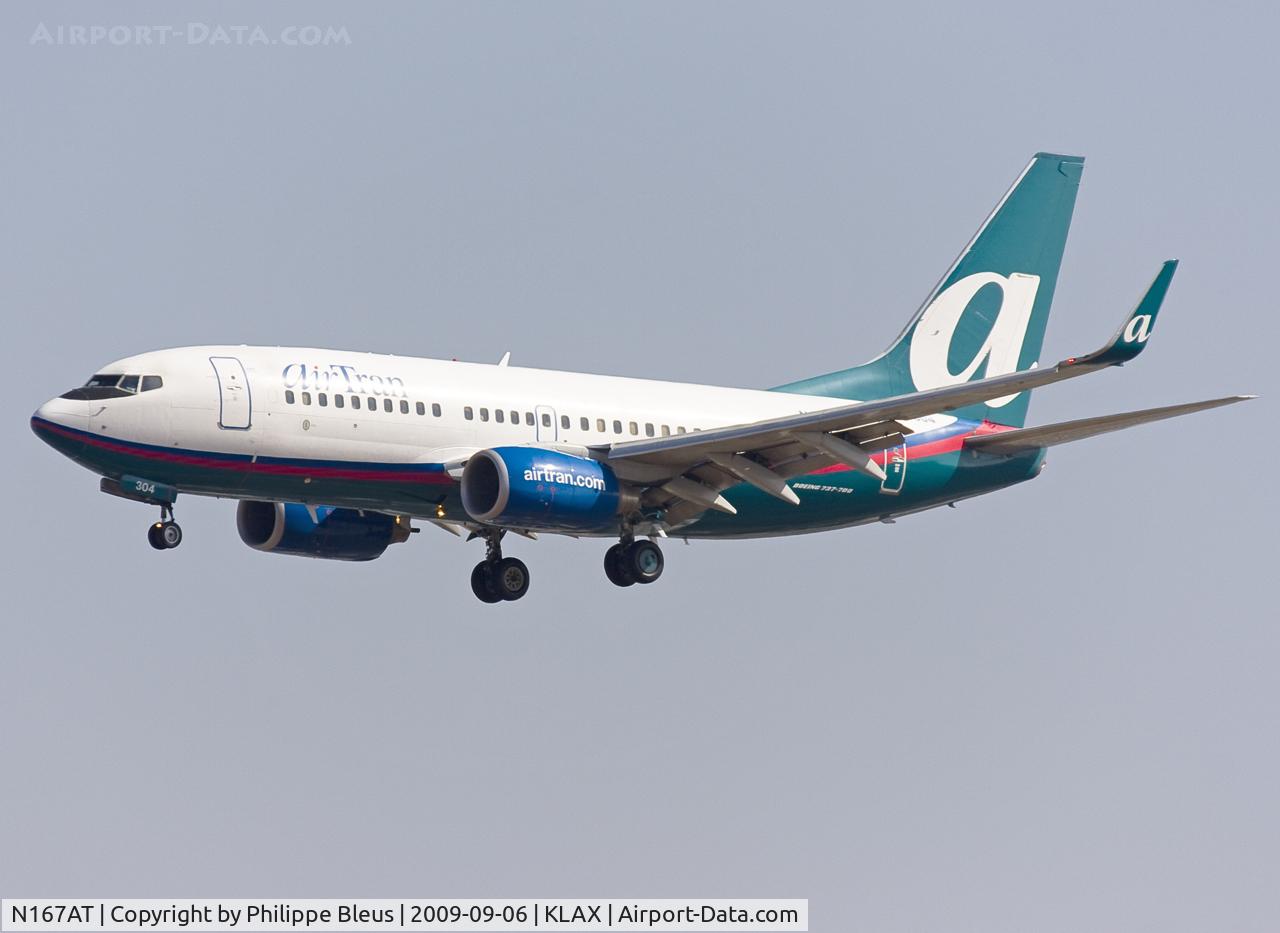 N167AT, 2004 Boeing 737-7BD C/N 33918, Only second picture of this one, on short final rwy 25L.