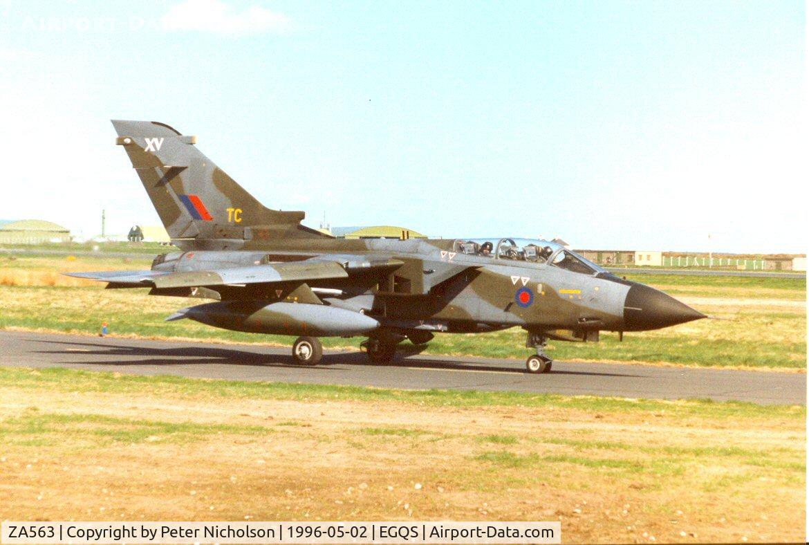 ZA563, 1982 Panavia Tornado GR.1 C/N 088/BS026/3047, Tornado GR.1 of 15[R] Squadron taxying to Runway 05 at Lossiemouth in May 1996.