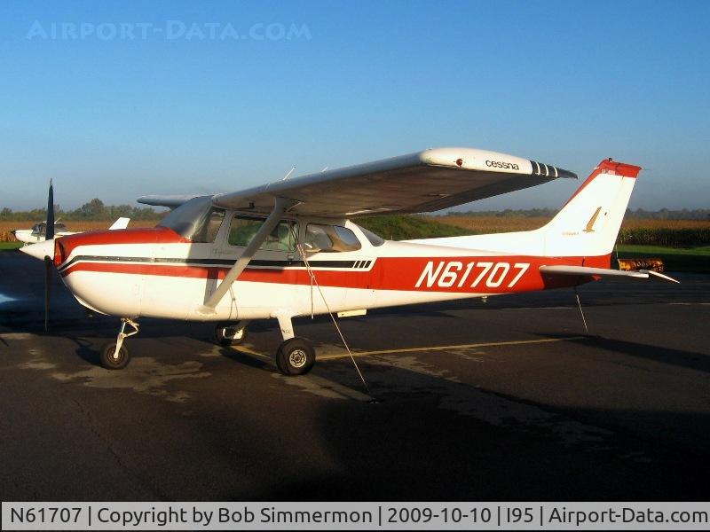 N61707, 1975 Cessna 172M C/N 17264747, On the ramp at Kenton, Ohio