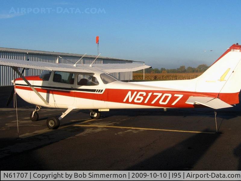 N61707, 1975 Cessna 172M C/N 17264747, On the ramp at Kenton, Ohio
