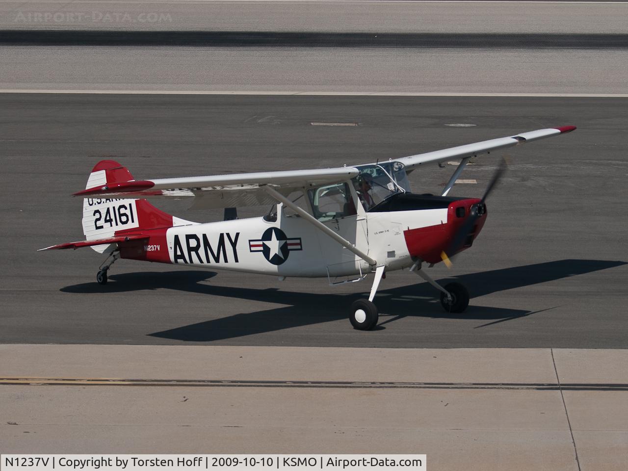 N1237V, Cessna 305F C/N AR-2, N1237V taxiing