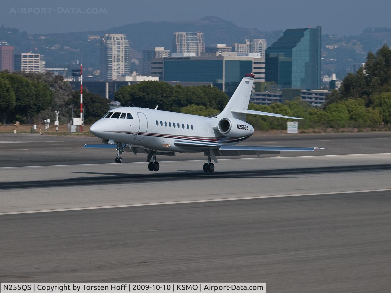 N255QS, 2001 Dassault Falcon 2000 C/N 155, N255QS arriving on RWY 21