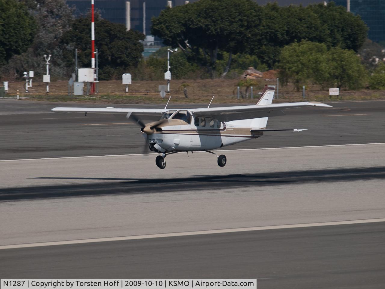 N1287, 1979 Cessna P210N Pressurised Centurion C/N P21000205, N1287 arriving on RWY 21