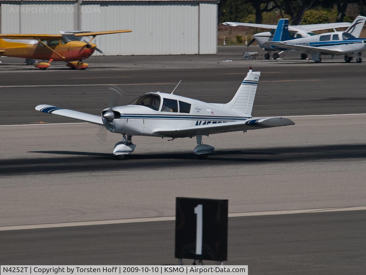 N4252T, 1971 Piper PA-28-140 C/N 28-7225105, N4252T departing from RWY 21