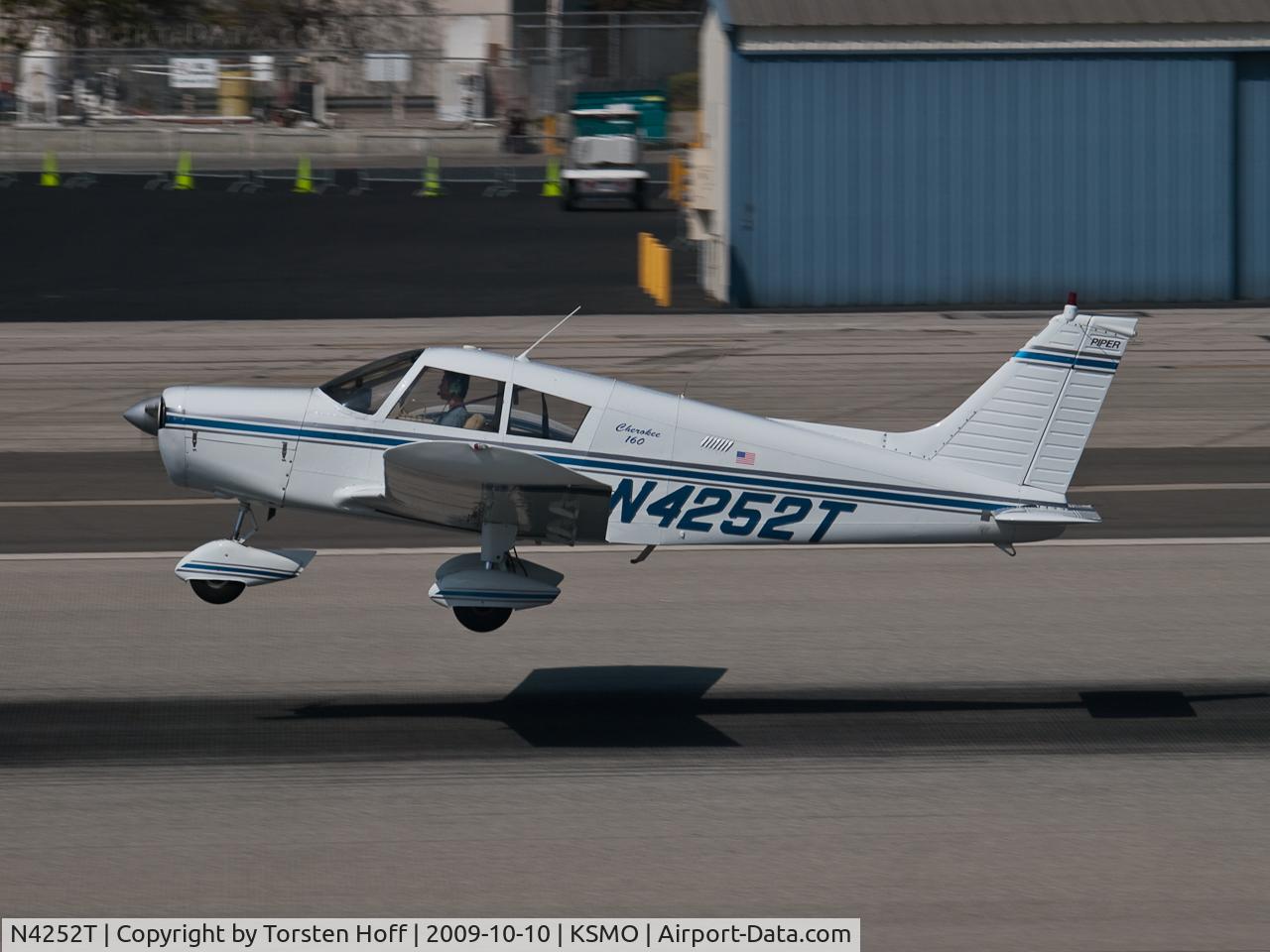 N4252T, 1971 Piper PA-28-140 C/N 28-7225105, N4252T departing from RWY 21