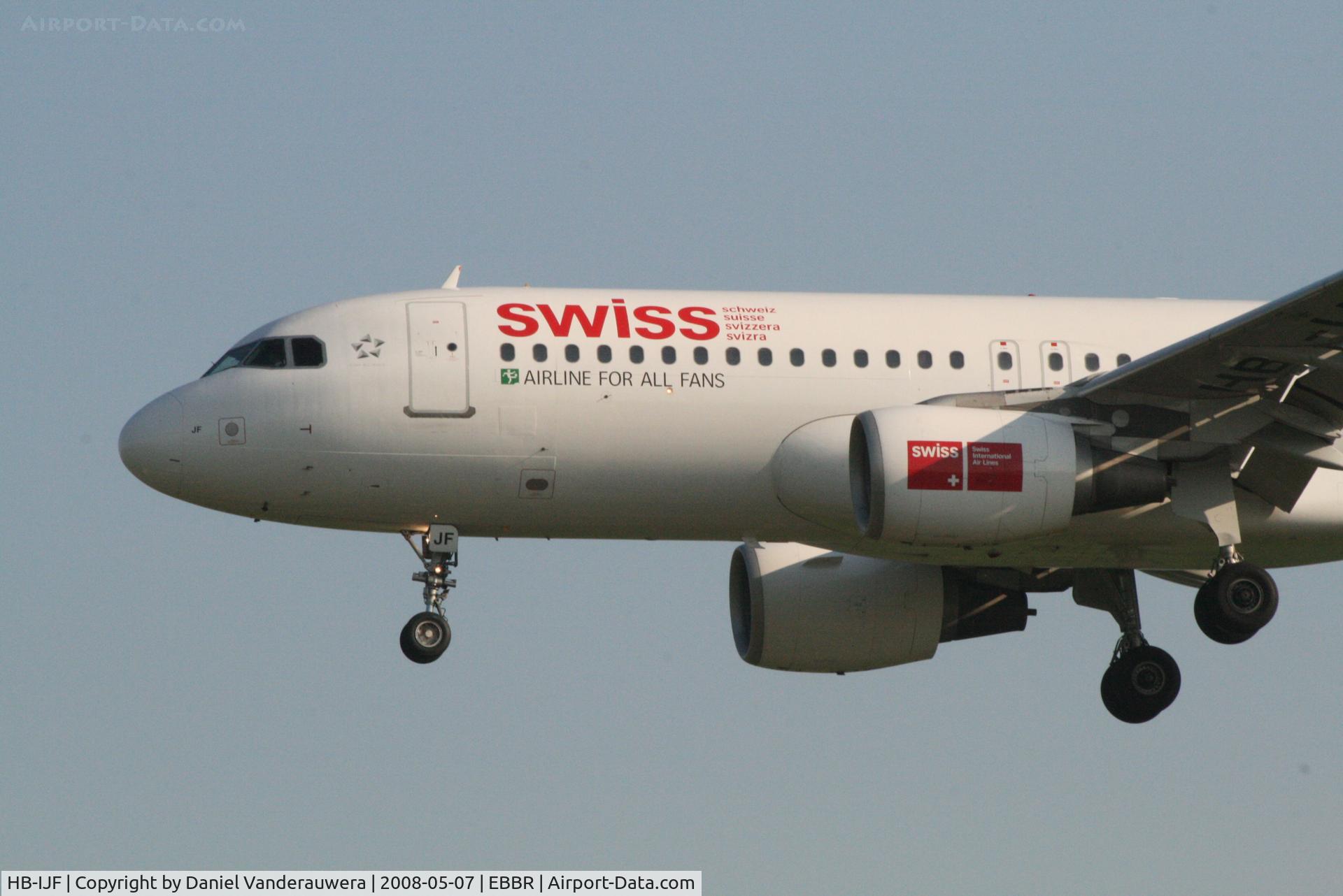 HB-IJF, 1995 Airbus A320-214 C/N 562, arrival of flight LX786 to rwy 25L