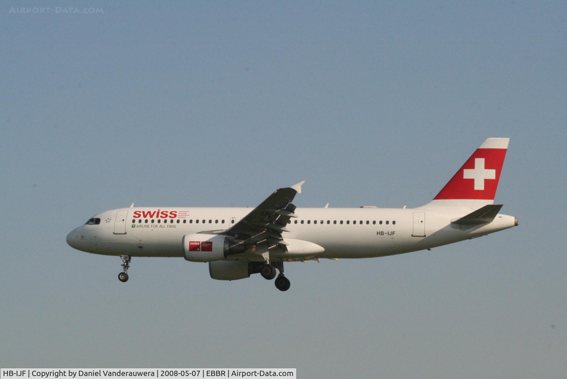 HB-IJF, 1995 Airbus A320-214 C/N 562, flight LX786 is descending to rwy 25L