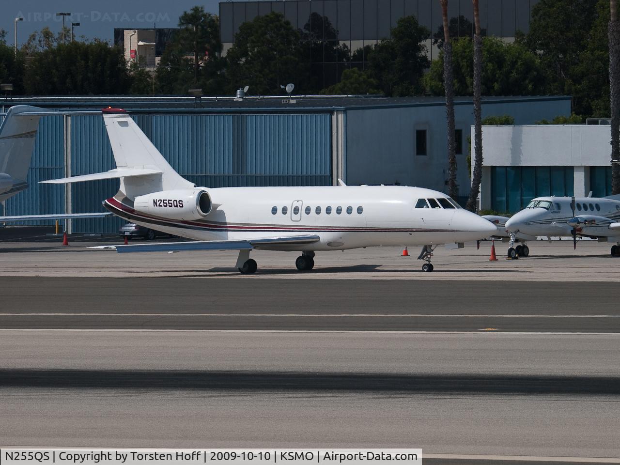 N255QS, 2001 Dassault Falcon 2000 C/N 155, N255QS taxiing