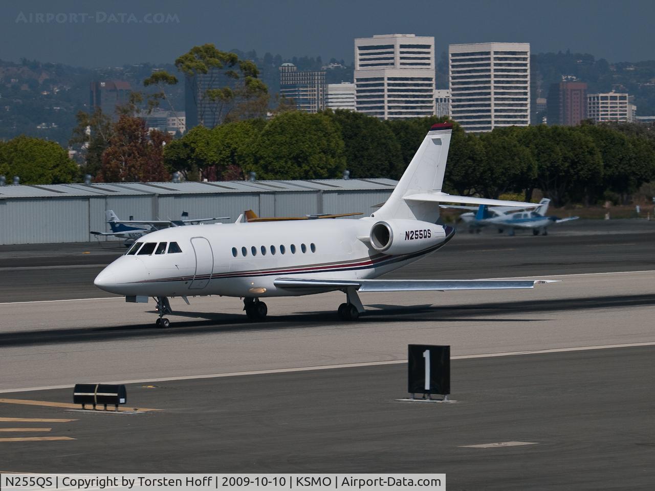 N255QS, 2001 Dassault Falcon 2000 C/N 155, N255QS departing from RWY 21