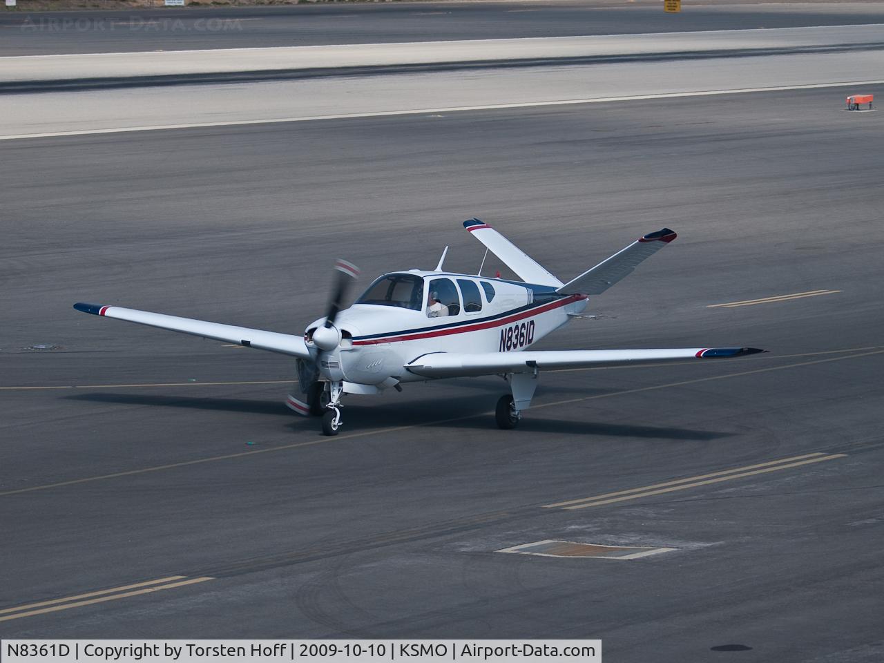 N8361D, 1958 Beech J35 Bonanza C/N D-5471, N8361D taxiing
