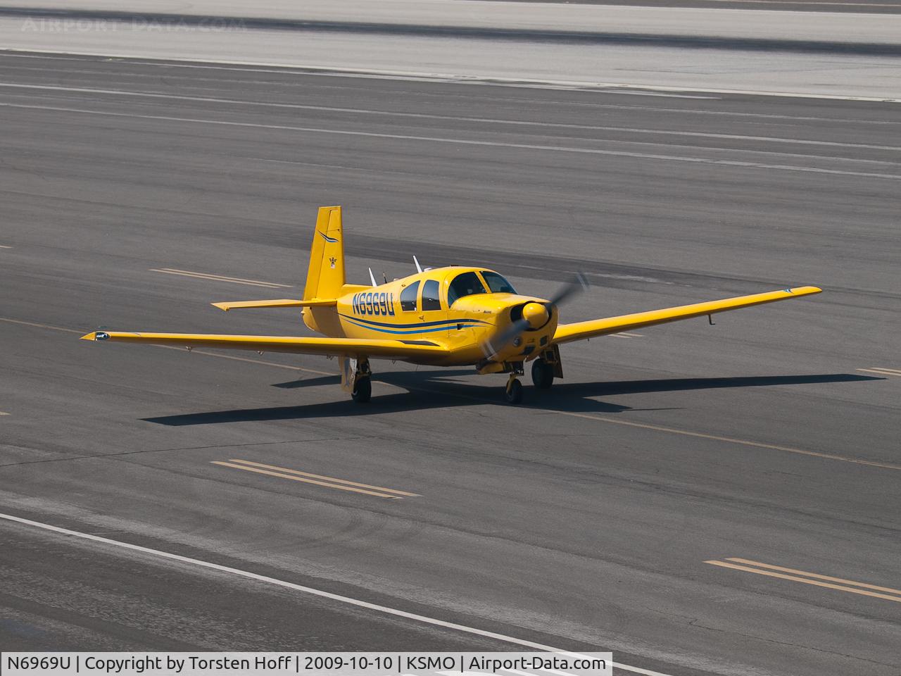 N6969U, 1964 Mooney M20E C/N 329, N6969U taxiing