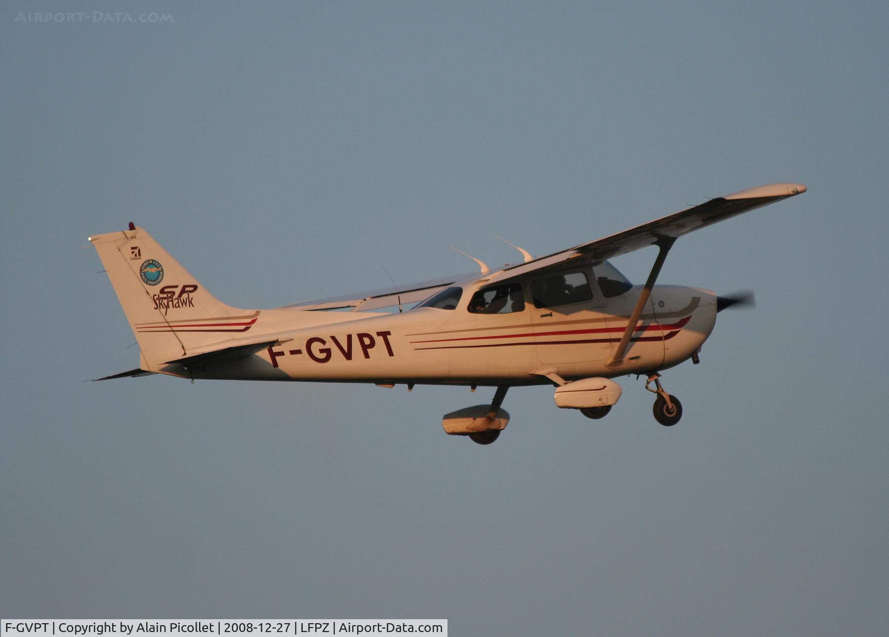 F-GVPT, Cessna 172S C/N 172S9322, at take off