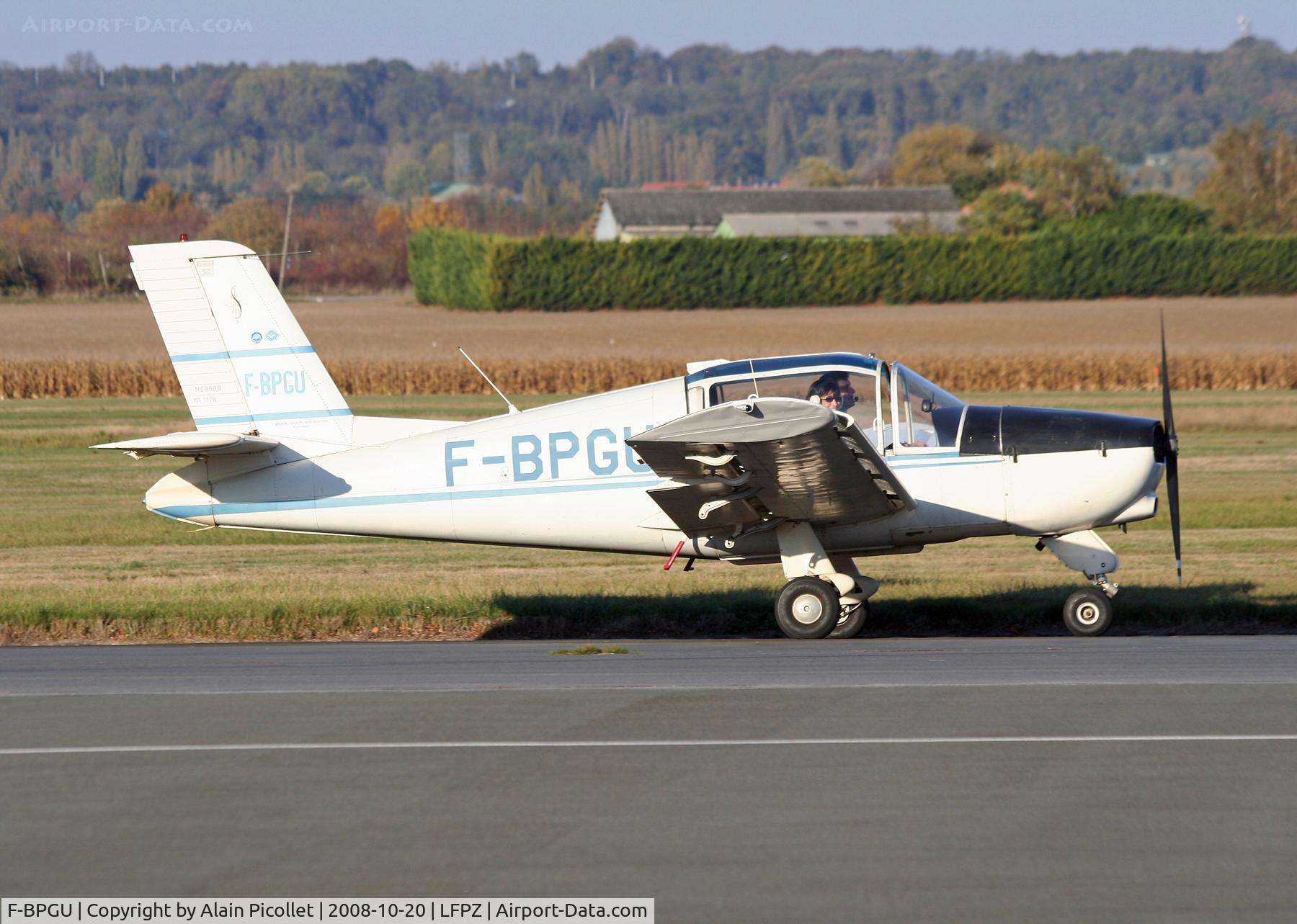 F-BPGU, Socata MS-880B Rallye Club C/N 1176, taxiing
