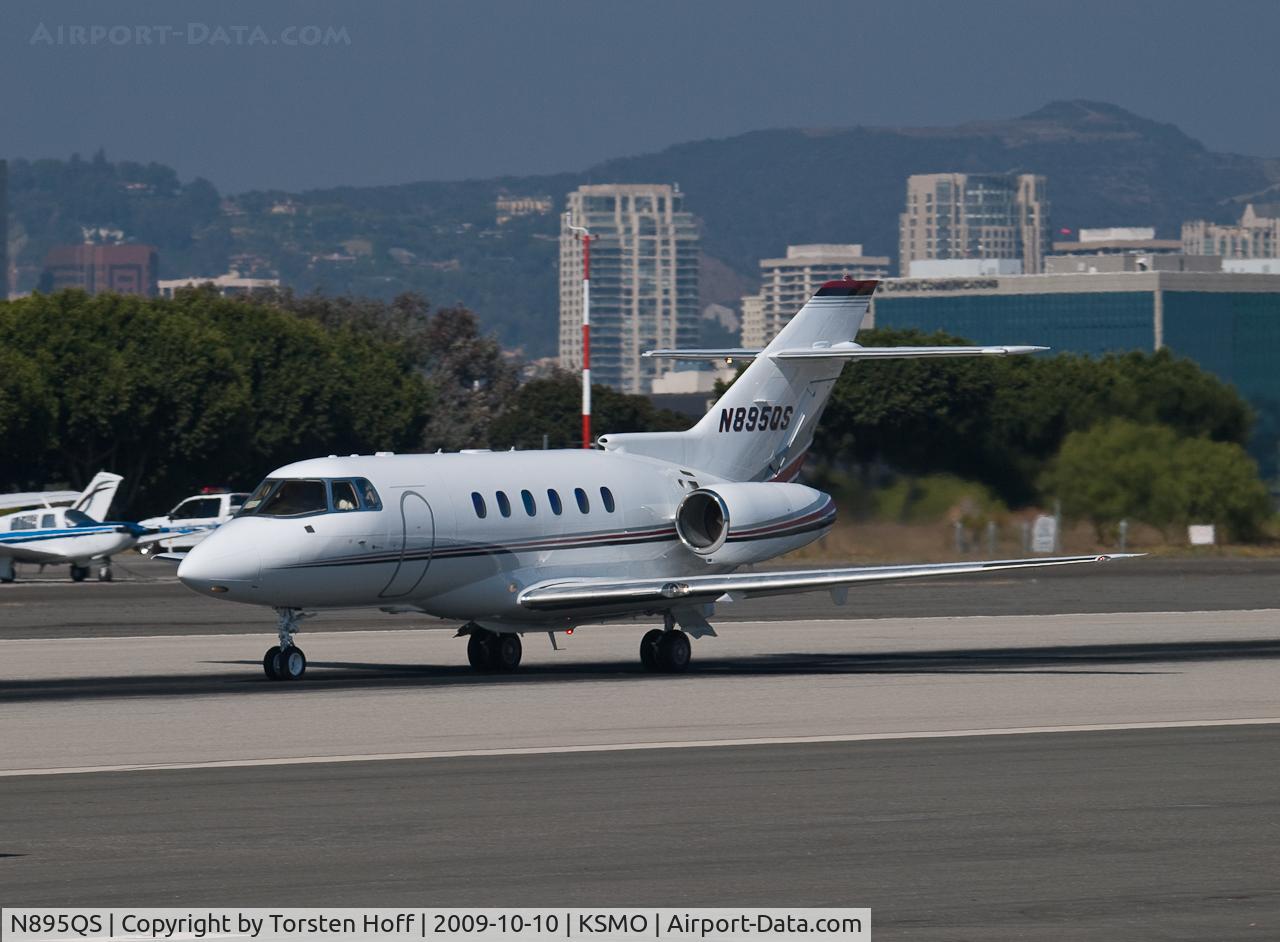N895QS, 2002 Raytheon Hawker 800XP C/N 258606, N895QS departing from RWY 21