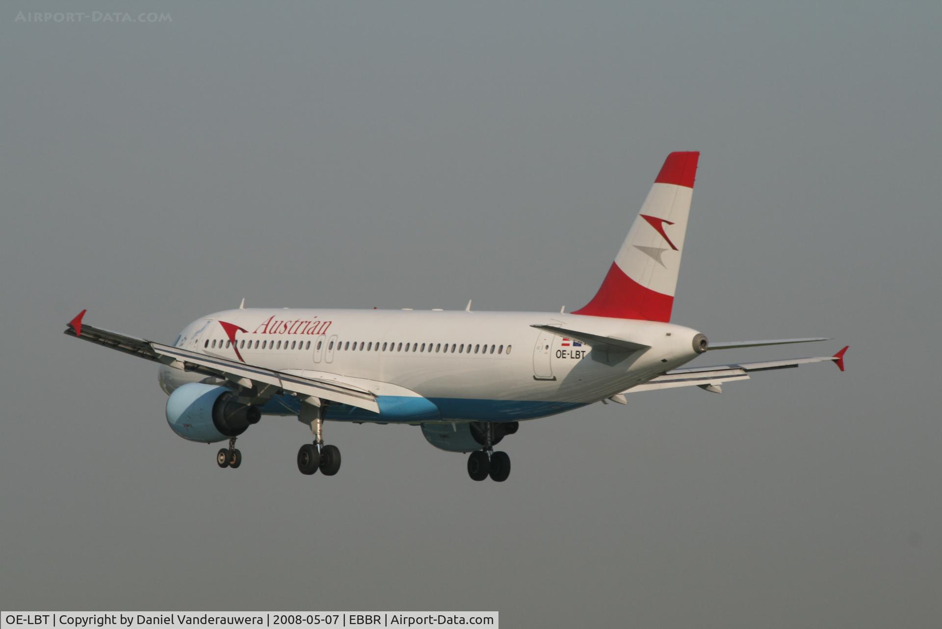 OE-LBT, 2000 Airbus A320-214 C/N 1387, flight OS351 is descending to rwy 25L