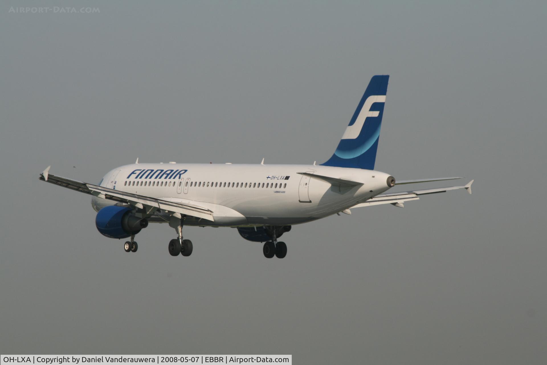 OH-LXA, 2001 Airbus A320-214 C/N 1405, Flight AY811 is descending to rwy 25L