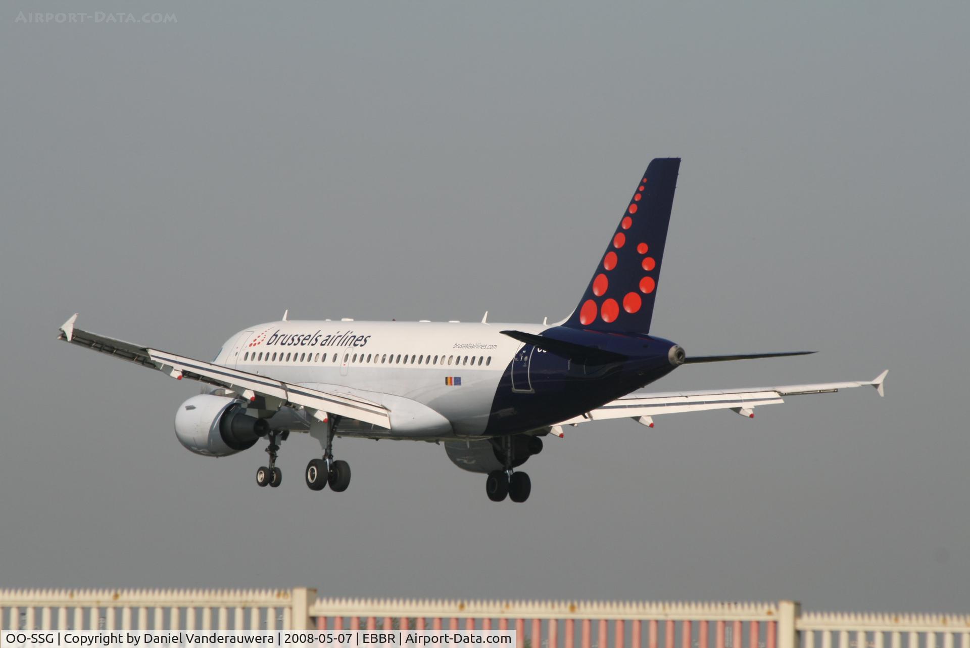 OO-SSG, 2000 Airbus A319-112 C/N 1160, several seconds before landing on rwy 25L