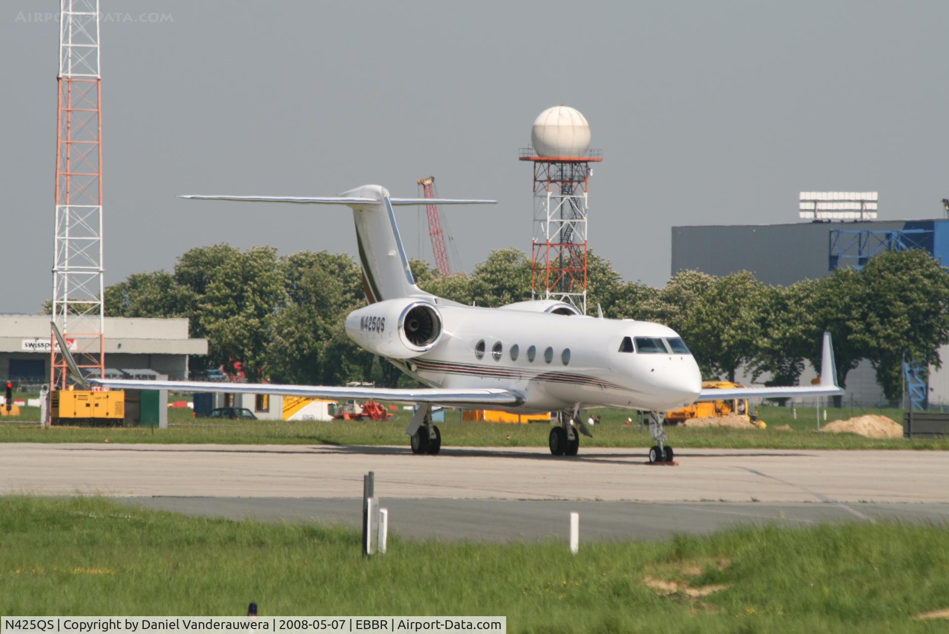 N425QS, 2004 Gulfstream Aerospace GIV-X (G450) C/N 4010, parked on General Aviation apron