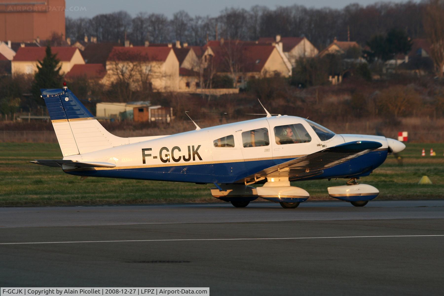 F-GCJK, Piper PA-28-181 Archer C/N 288090103, taxiing