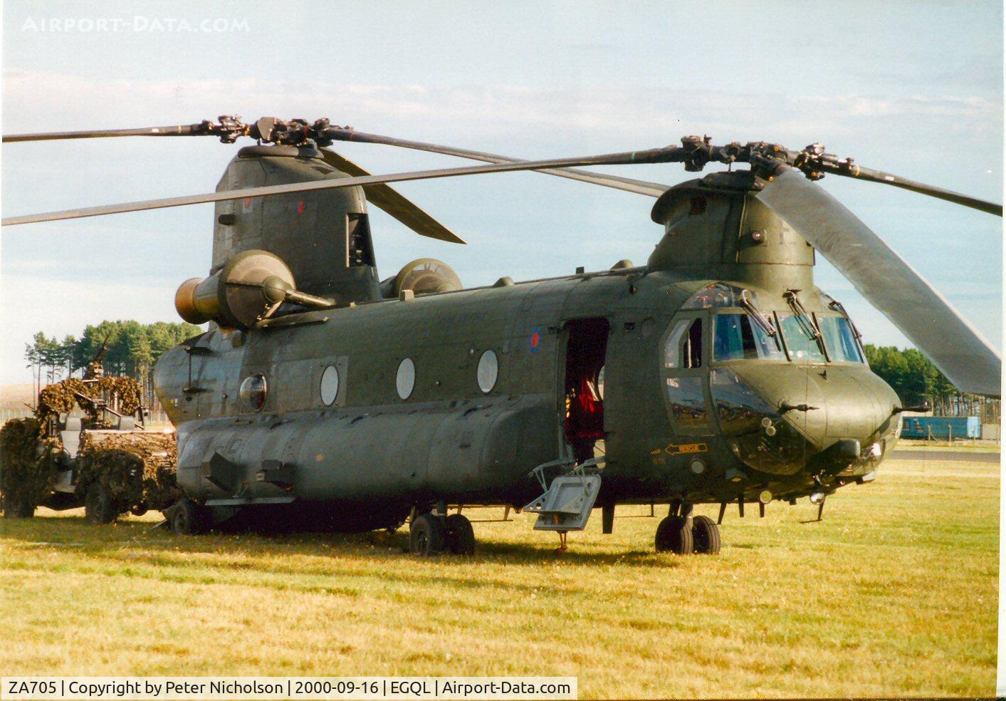ZA705, Boeing Vertol Chinook HC.2 C/N M/A017/B-835/M7030, Chinook HC.2 of 18 Squadron at the 2000 Leuchars Airshow.