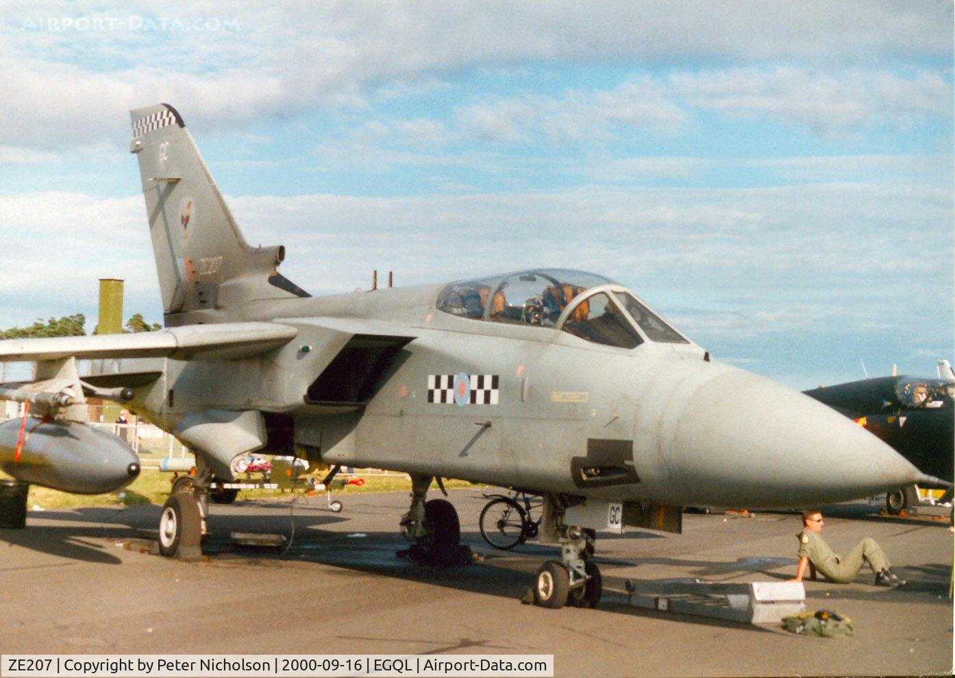 ZE207, 1987 Panavia Tornado F.3 C/N 576/AS026/3258, Tornado F.3 of 43 Squadron on display at the 2000 Leuchars Airshow.