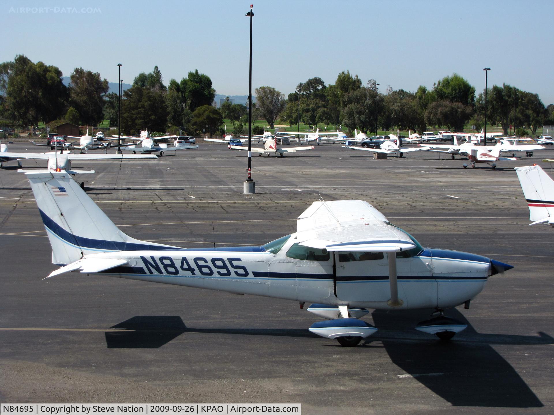 N84695, 1969 Cessna 172K Skyhawk C/N 17258581, Locally-based 1969 Cessna 172Krunning-up engine