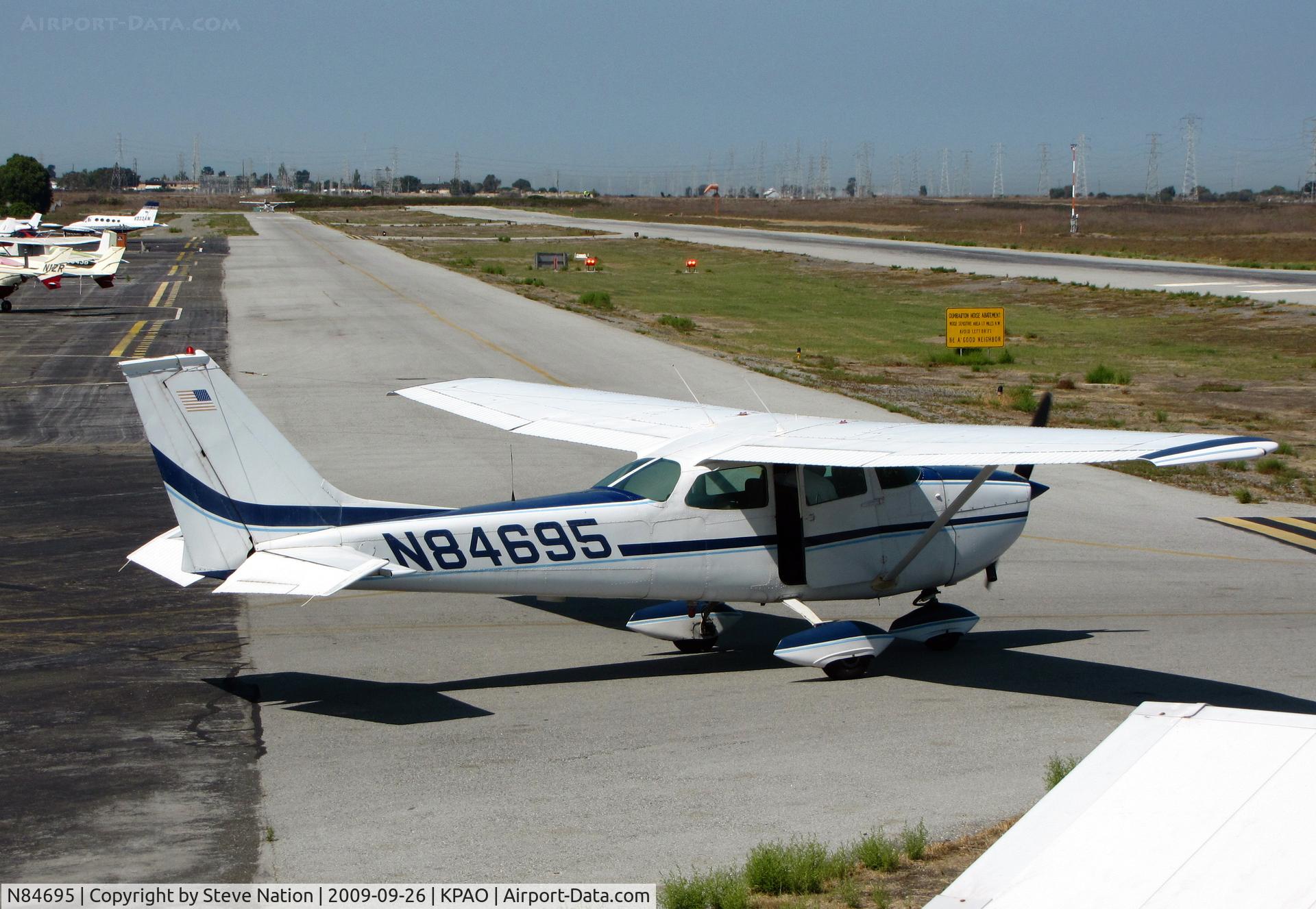 N84695, 1969 Cessna 172K Skyhawk C/N 17258581, Locally-based 1969 Cessna 172K taxiing to RW31