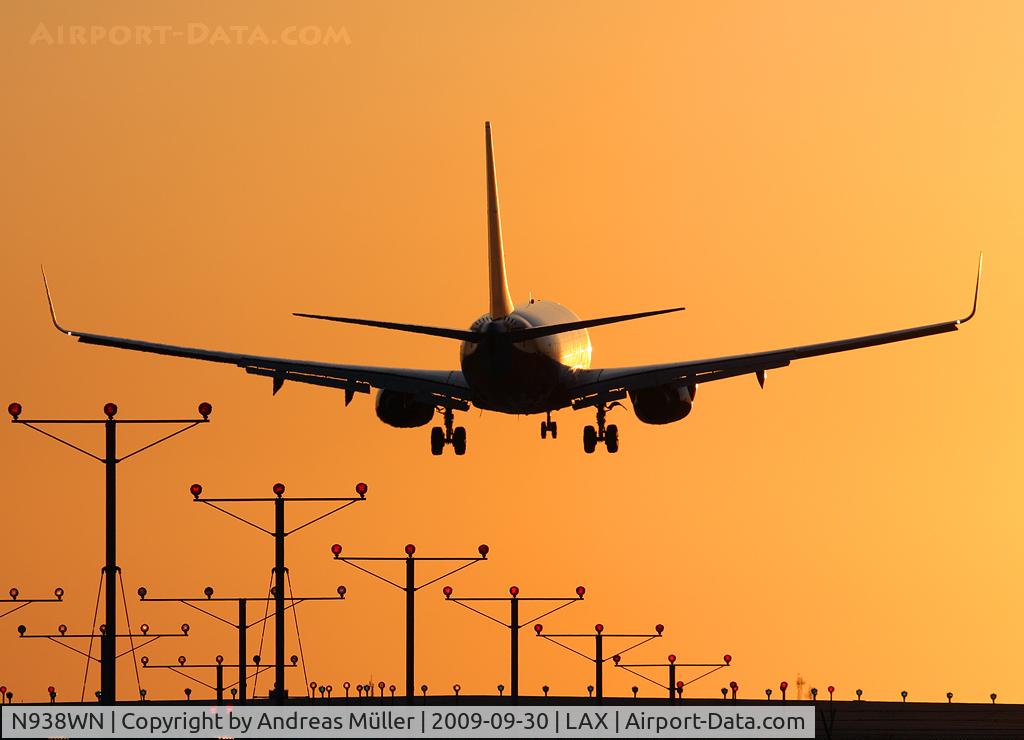 N938WN, 2009 Boeing 737-7H4 C/N 36645, Landing @ sunset.