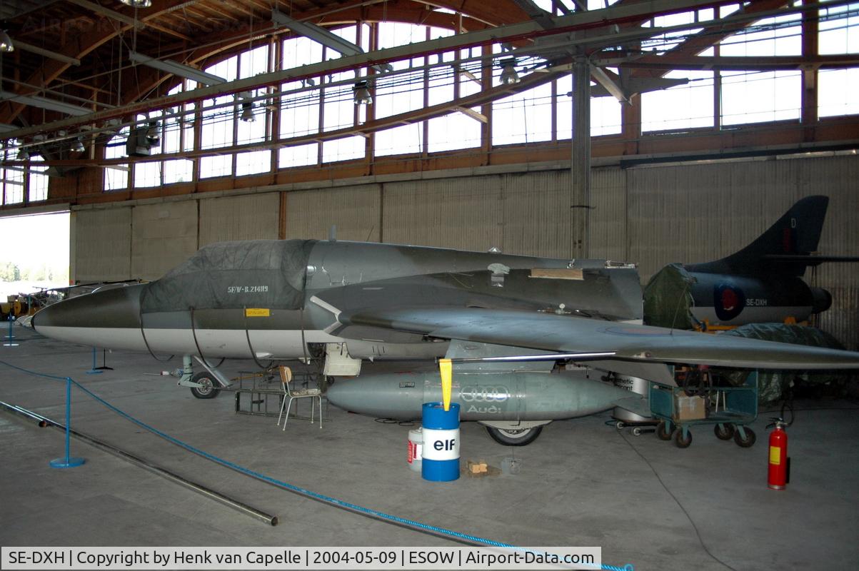 SE-DXH, 1959 Hawker Hunter T.7A C/N 41H-695448, Hunter twoseater in the Västerås Aircraft Museum, in two bits.