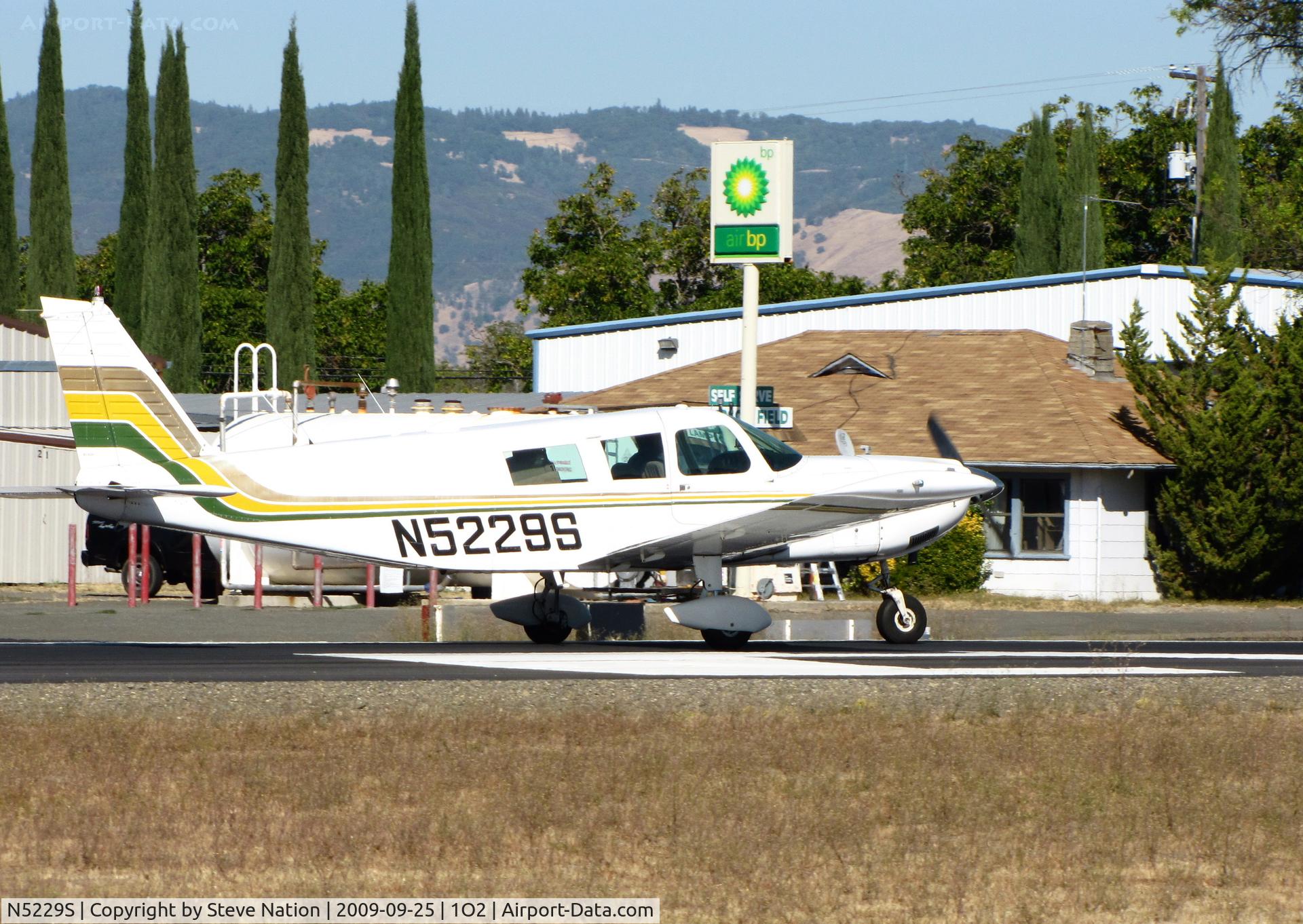 N5229S, 1970 Piper PA-32-300 Cherokee Six C/N 32-40933, 1970 Piper PA-32-300 Cherokee 6 arriving on RW 10 from Healdsburg