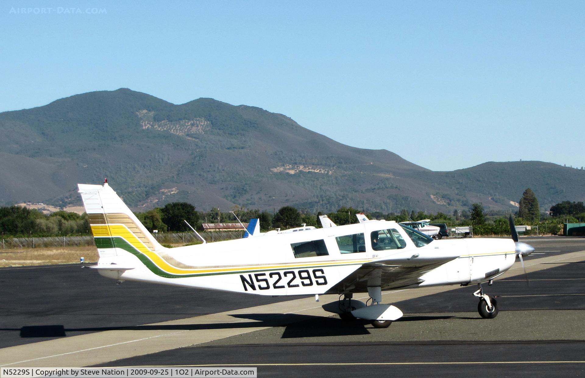 N5229S, 1970 Piper PA-32-300 Cherokee Six C/N 32-40933, 1970 Piper PA-32-300 Cherokee 6 from Healdsburg taxiing to ramp