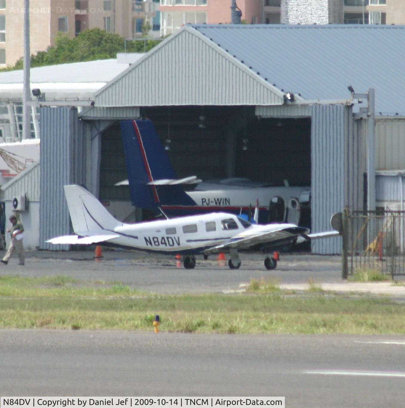 N84DV, 2005 Piper PA-34-220T C/N OUTUBRO DE 2009, park at the cargo ramp for a minute