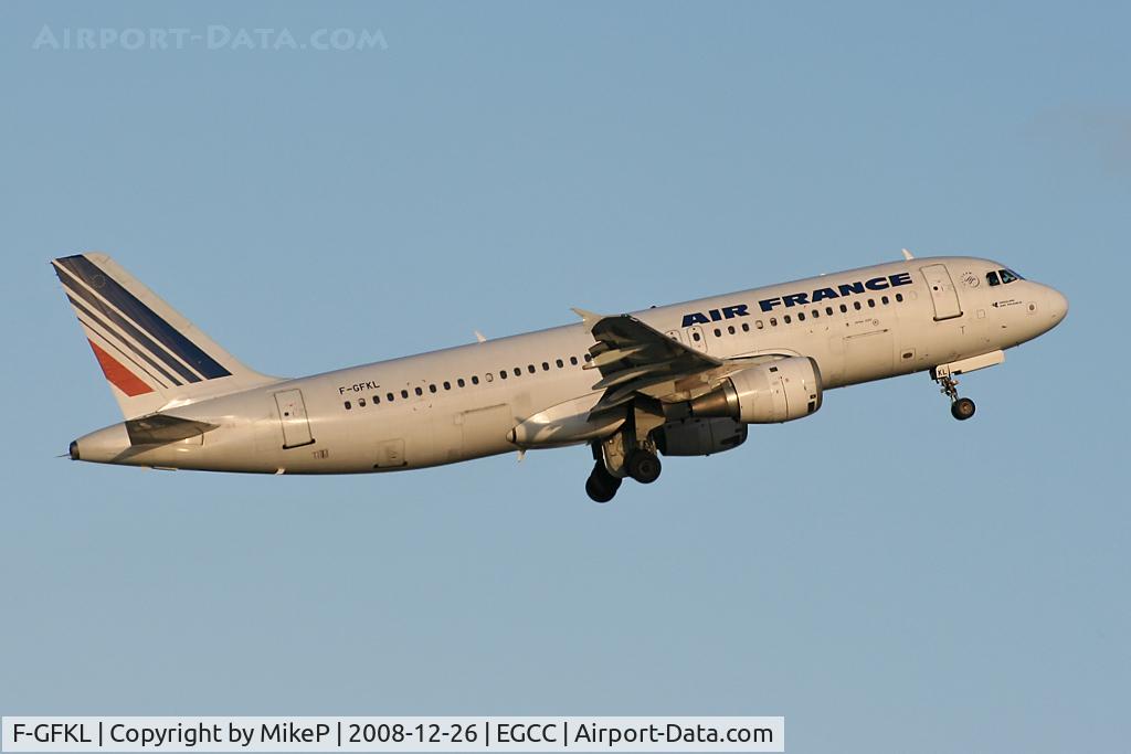F-GFKL, 1990 Airbus A320-211 C/N 0101, Boxing Day morning at Manchester.
