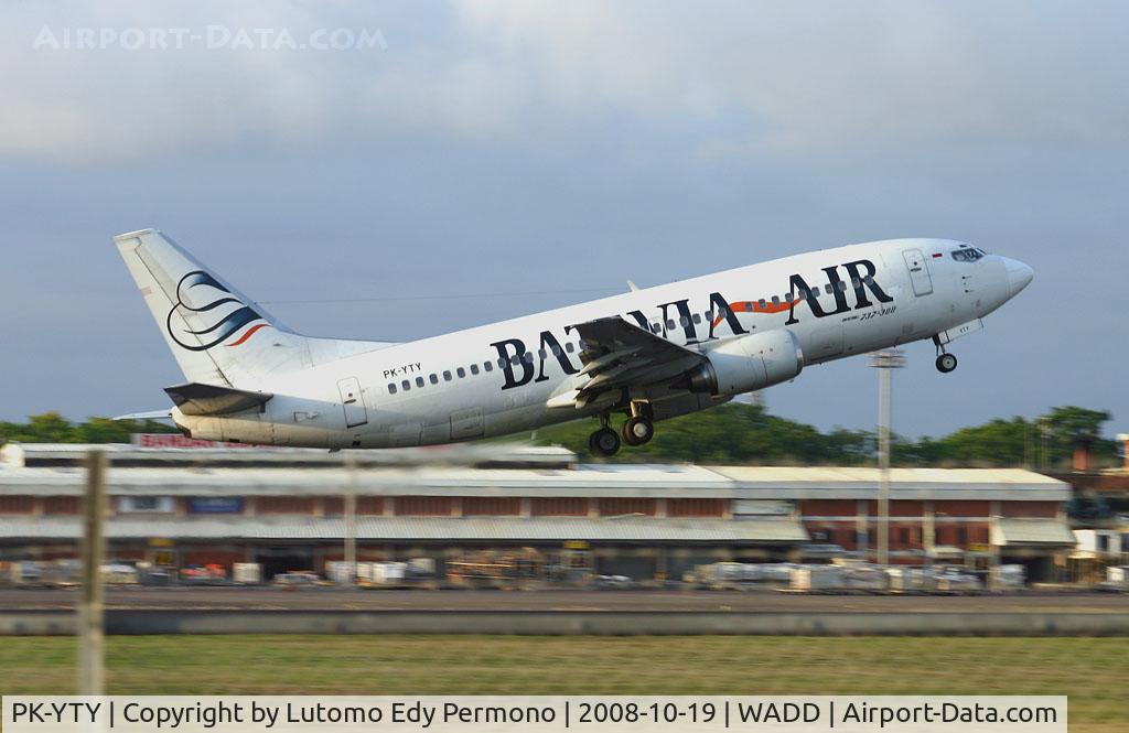 PK-YTY, Boeing 737-3B7 C/N 22955/1043), Batavia Air