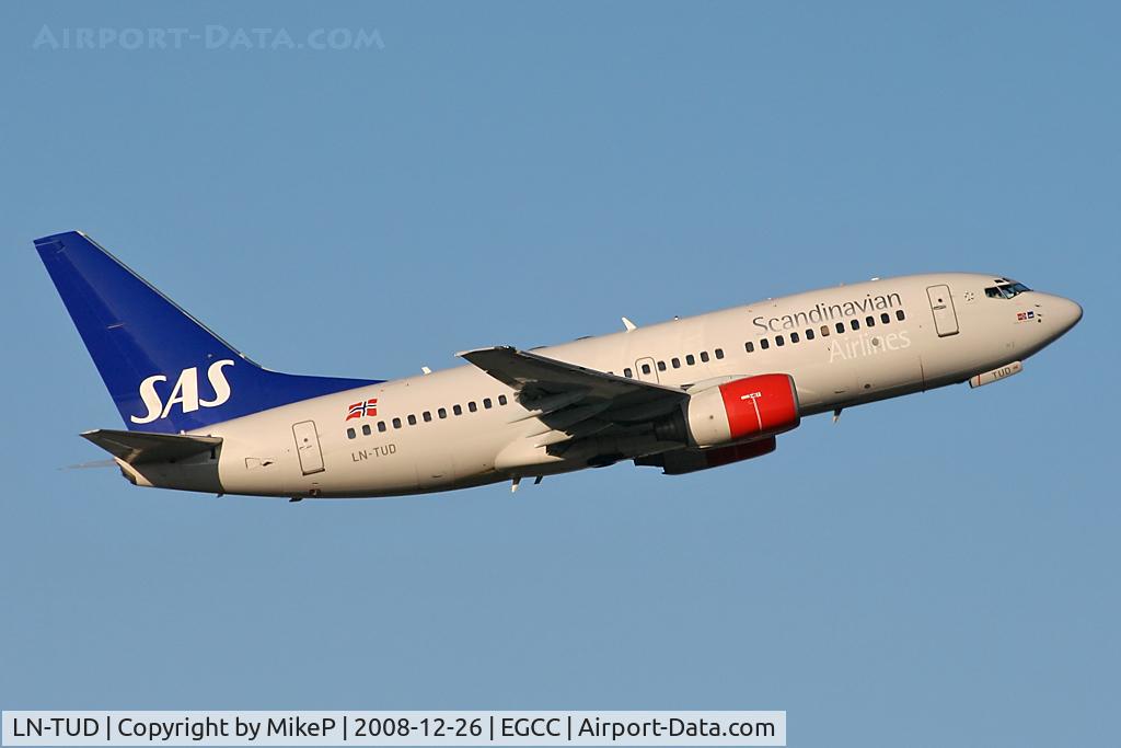 LN-TUD, 1998 Boeing 737-705 C/N 28217, Boxing Day morning at Manchester.