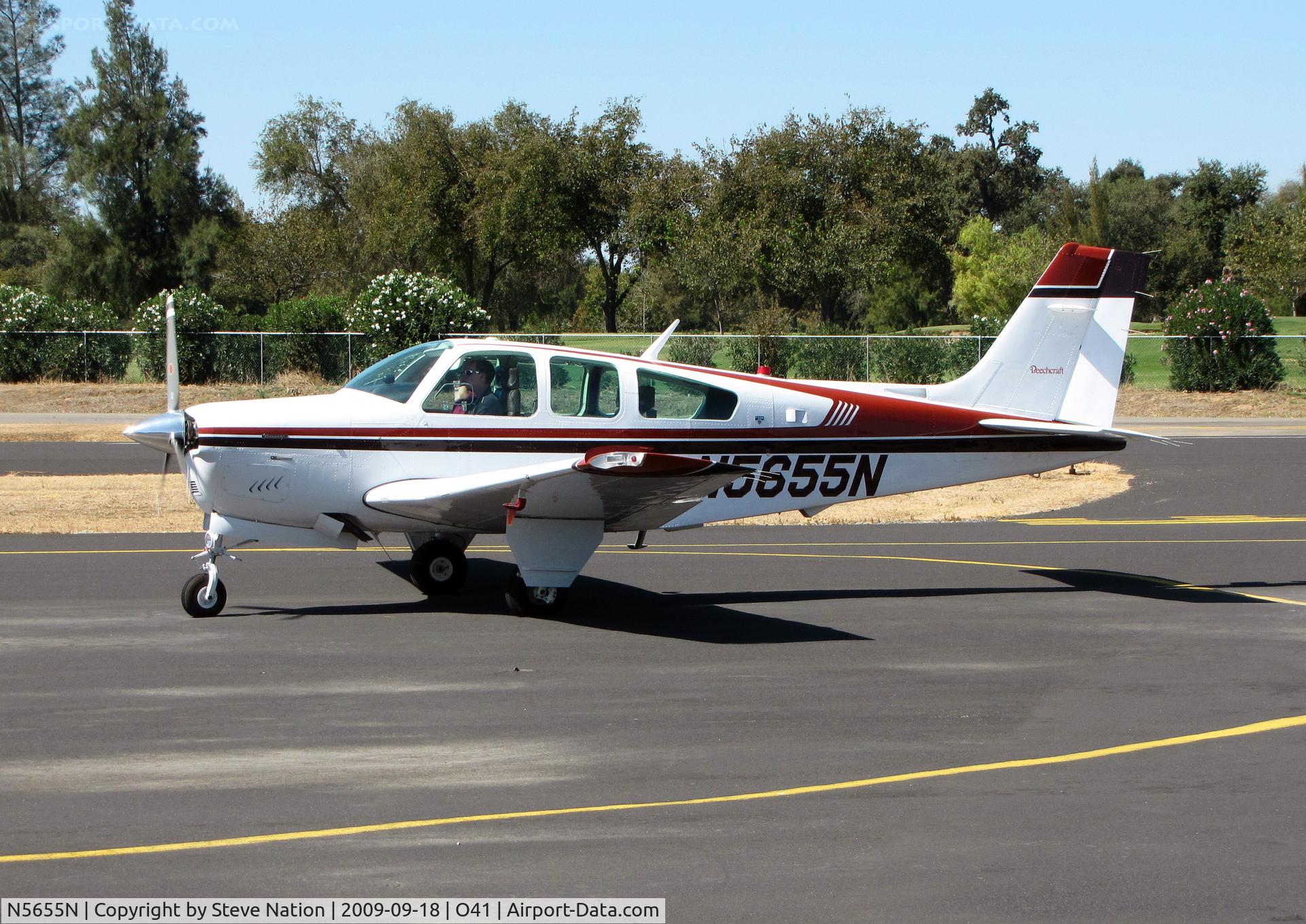 N5655N, 1990 Beech F33A Bonanza C/N CE-1464, Carson City, NV-based 1990 Beech F33A taxiing back to the ramp at Woodland Aviation