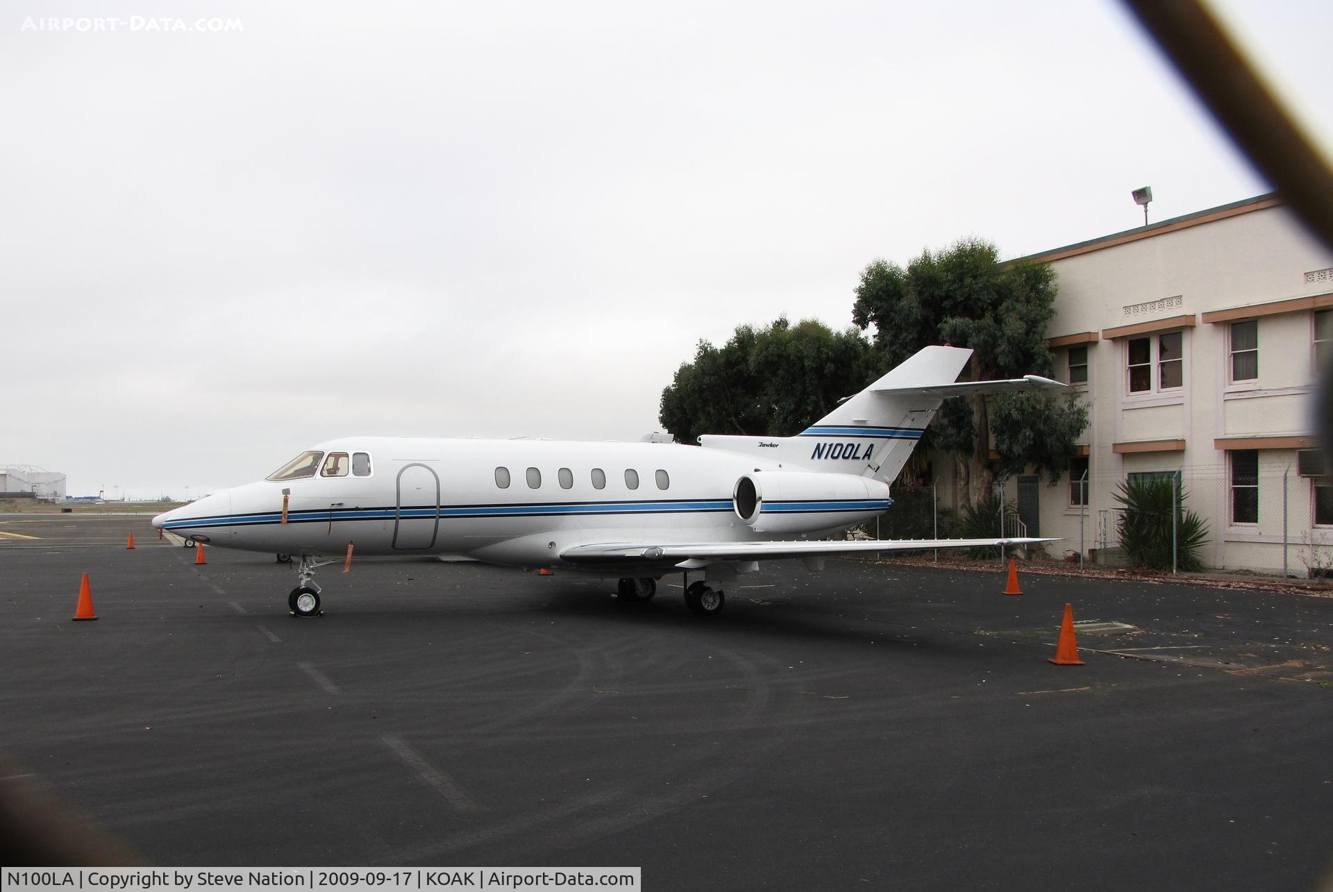 N100LA, 1995 Raytheon Hawker 800XP C/N 258280, Racine, WI-based 1995 Raytheon Corporate Jets Inc HAWKER 800XP visiting North Field @ KOAK (why didn't I use my Powershot 710 with fence busting smaller lense? Note to Steve - duh!).