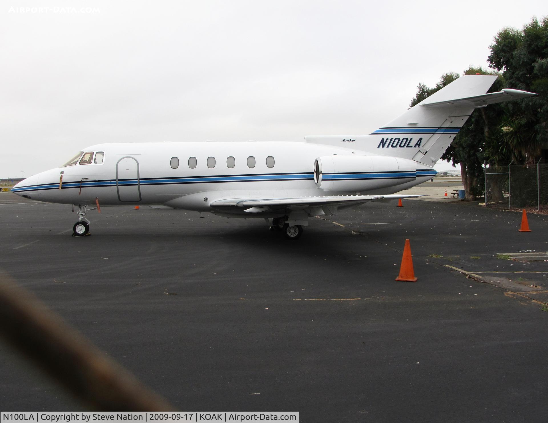 N100LA, 1995 Raytheon Hawker 800XP C/N 258280, Racine, WI-based 1995 Raytheon Corporate Jets Inc HAWKER 800XP visiting North Field @ KOAK (why didn't I use my Powershot 710 with fence busting smaller lense? Note to Steve - duh!).