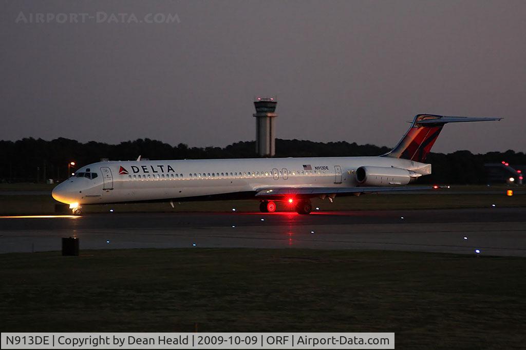 N913DE, 1993 McDonnell Douglas MD-88 C/N 49956, Delta Air Lines N913DE (FLT DAL1252) taxiing to RWY 23 for departure to Hartsfield-Jackson Atlanta Int'l (KATL) after sunset.