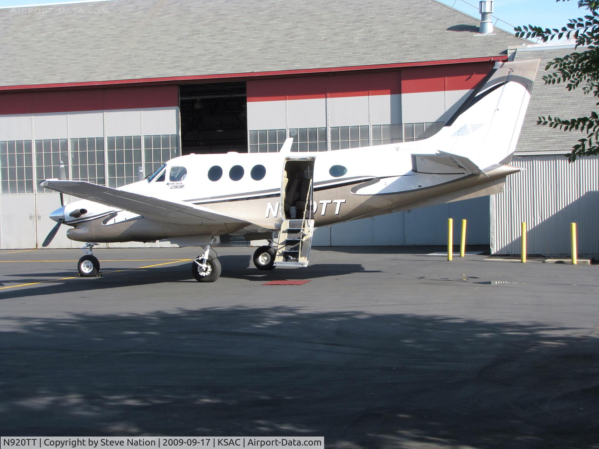 N920TT, 1992 Beech C90A King Air C/N LJ-1300, Fresno-based 1992 Beech C90A King Air at jet center